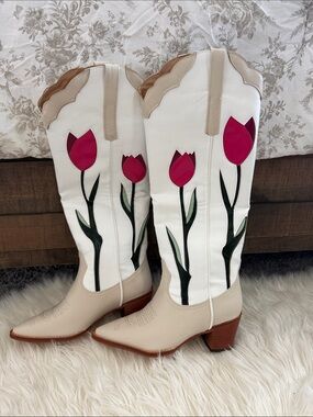 Women’s Tulip Embroidered Western Boots 7 NWOT